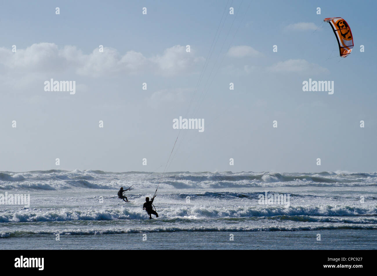 Il kite-surf a Muriwai Beach, Isola del nord, Nuova Zelanda Foto Stock