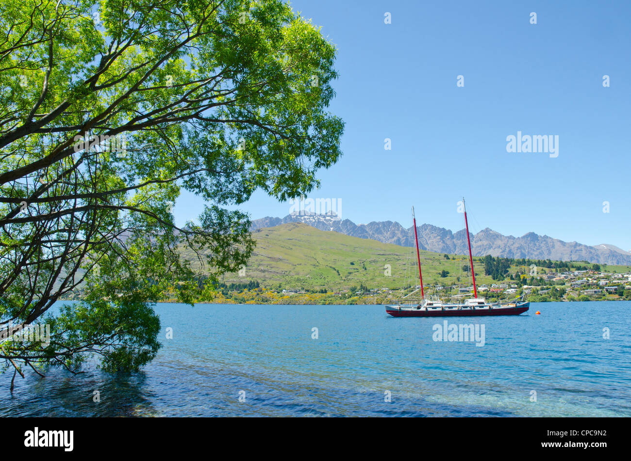 Sul lago Wakatipu e sulle cime del Remarkables vicino a Queenstown Isola del Sud della Nuova Zelanda Foto Stock