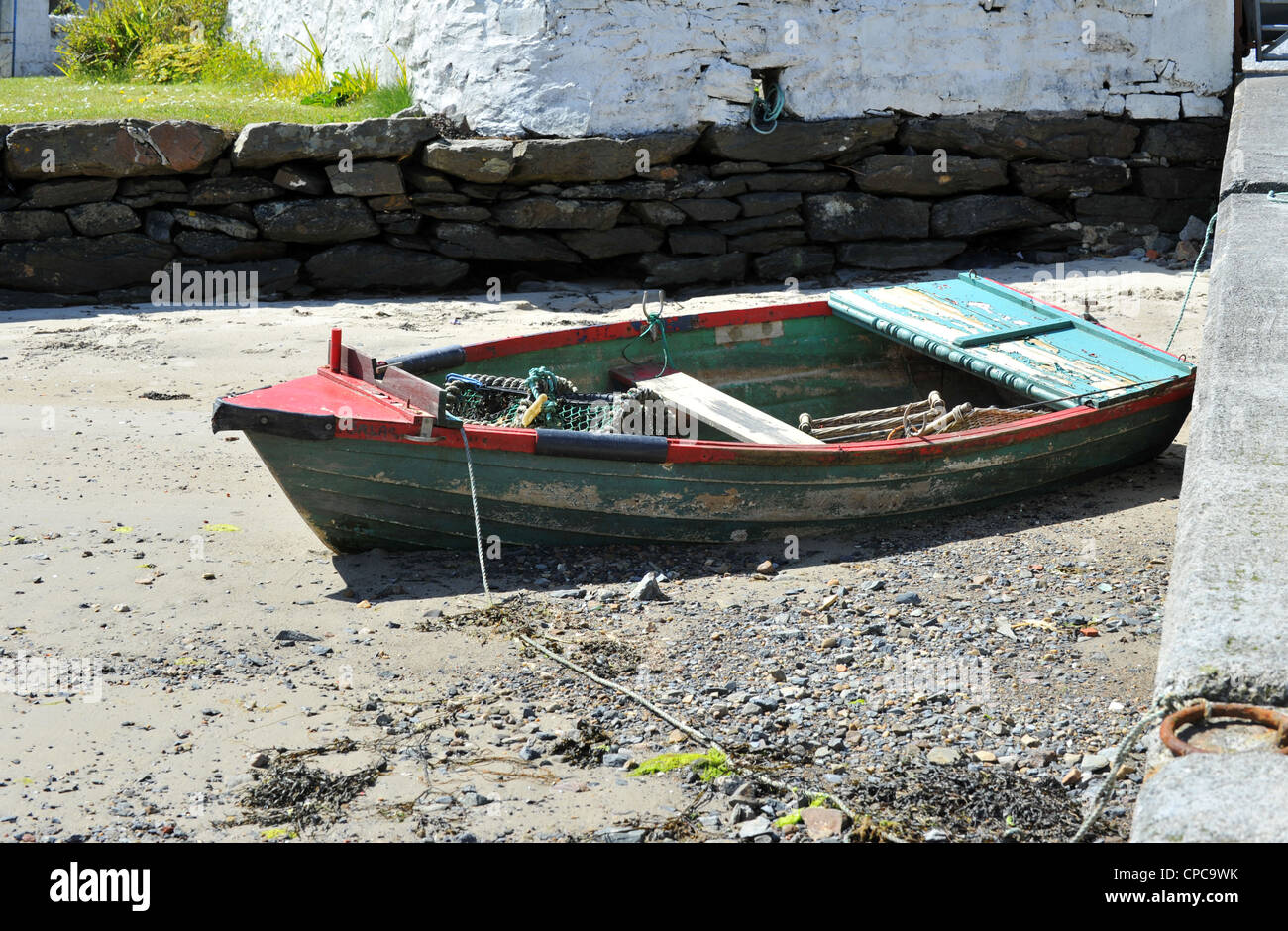 Barca da pesca nel porto di Port Askaig sull'isola scozzese di Islay Foto Stock