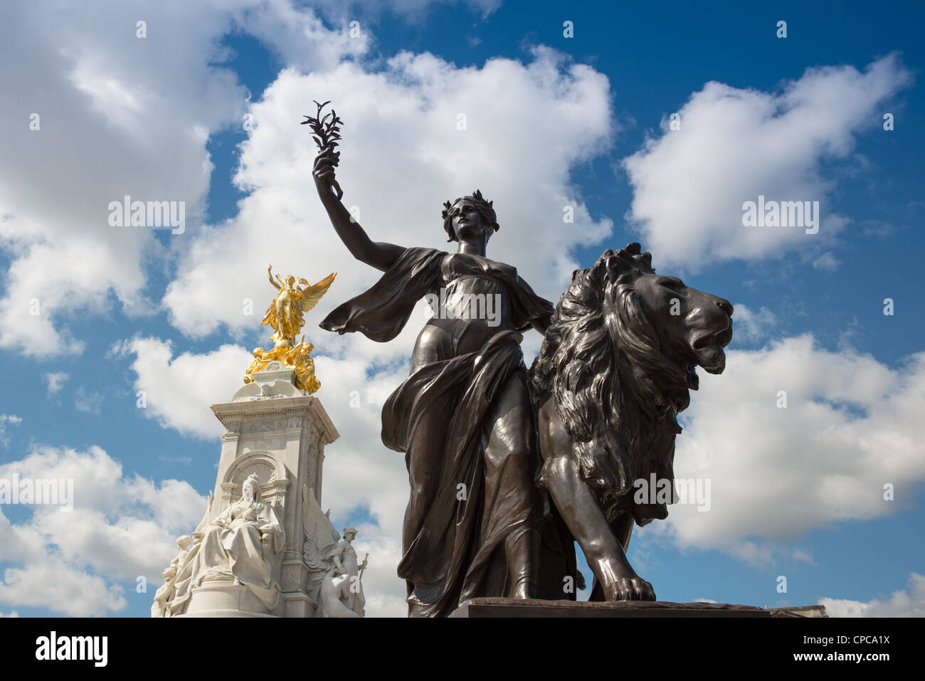 Victoria Memorial fontana statue a Buckingham Palace a Londra, Inghilterra. Foto Stock