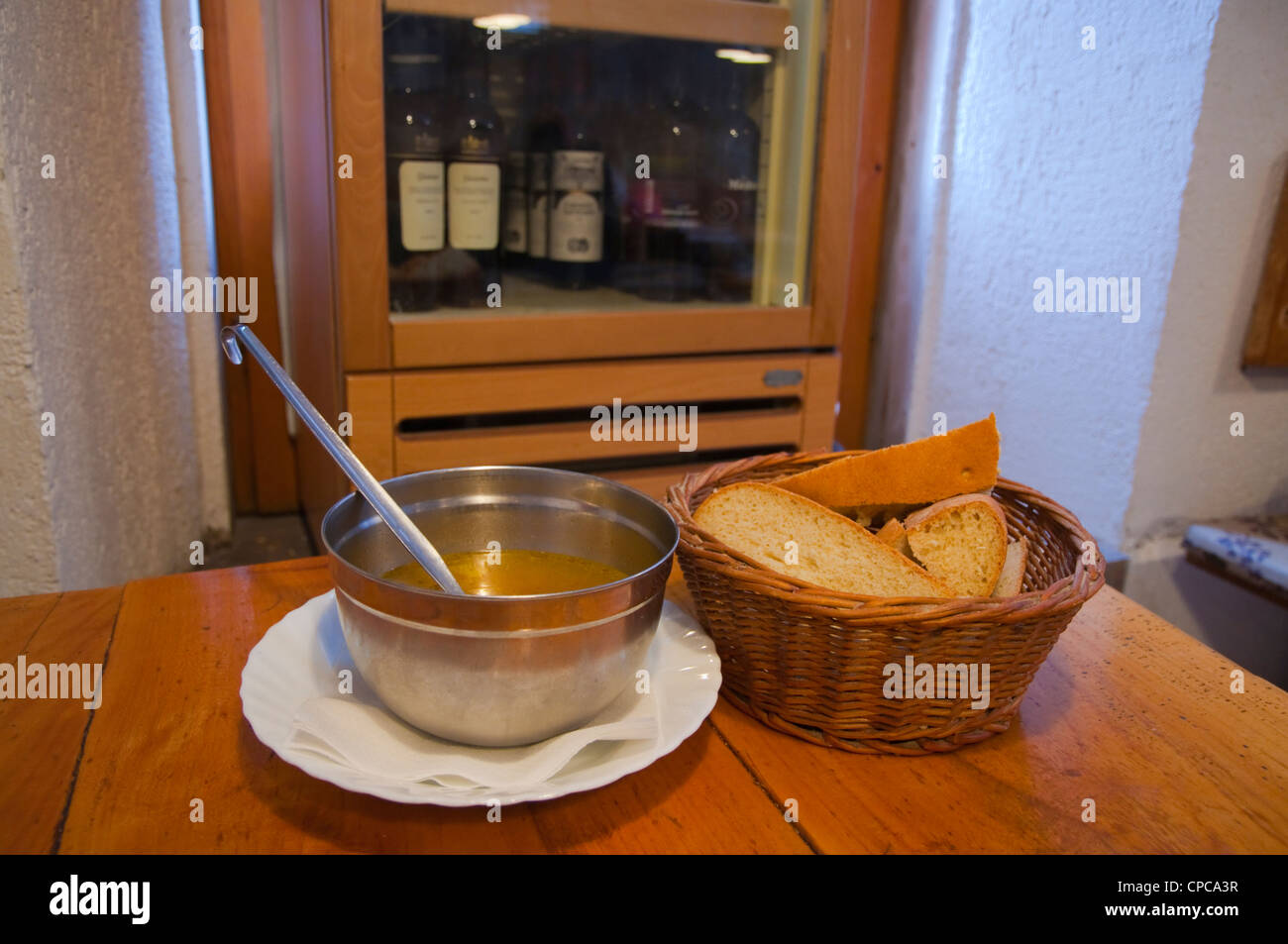 Zuppa di pesce e pane a buffet ristorante Fife Veli Varos distretto Split centrale della costa della Dalmazia Croazia Europa Foto Stock