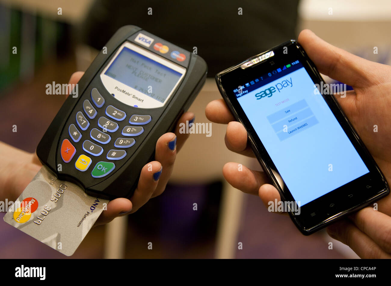 Sage Pay smart phone pagamento con carta di credito dispositivo, Londra Foto Stock