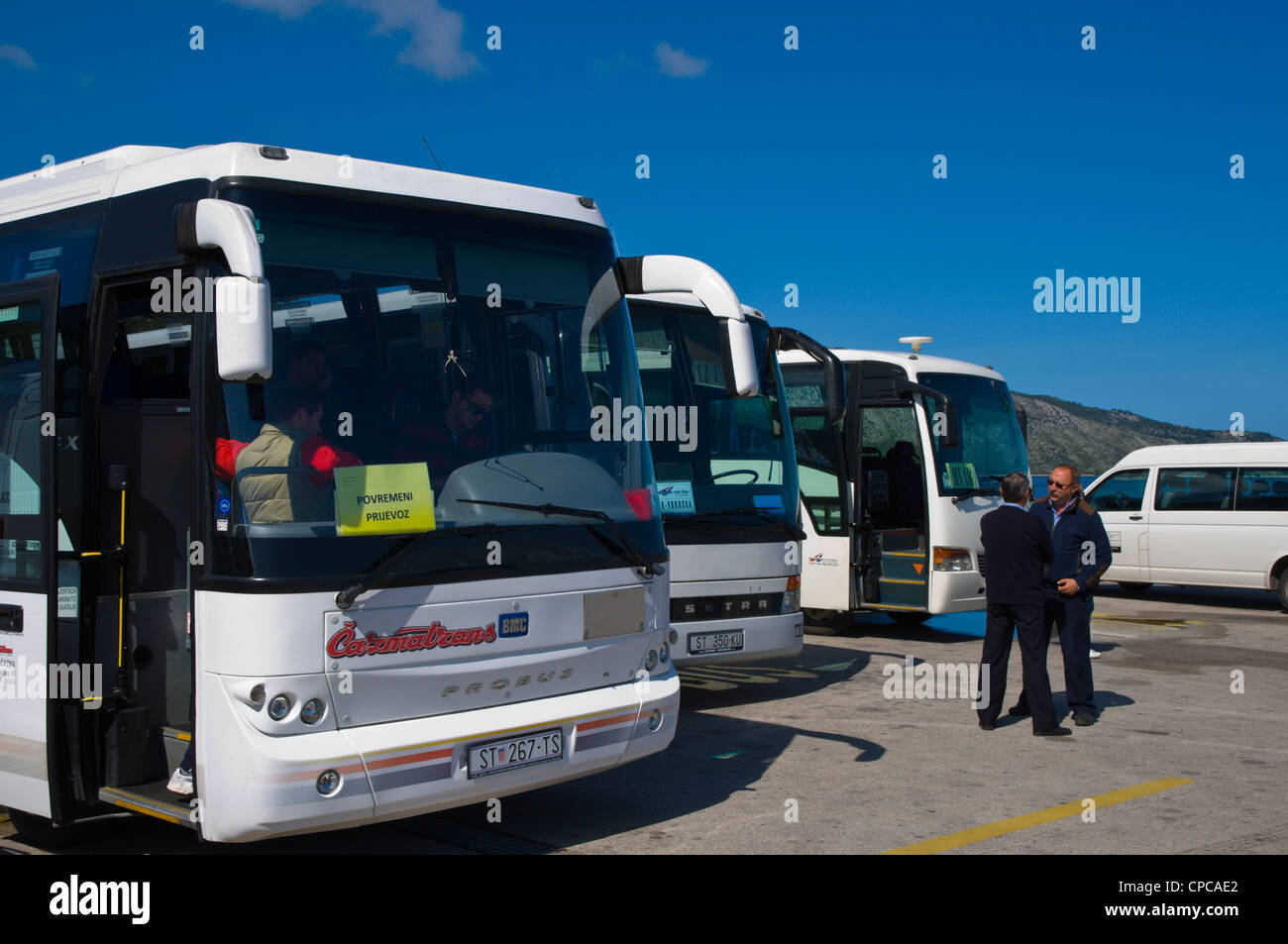 Gli autobus a Stari Grad Luka Il porto passeggeri a Stari Grad Hvar Dalmazia Croazia Europa Foto Stock
