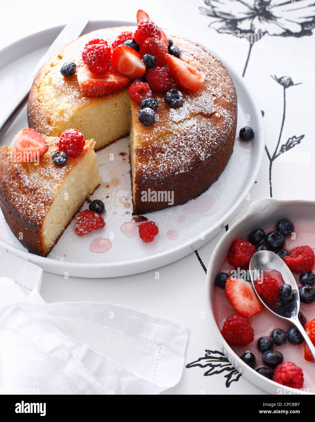 Piastra della torta di rose con frutti di bosco Foto Stock