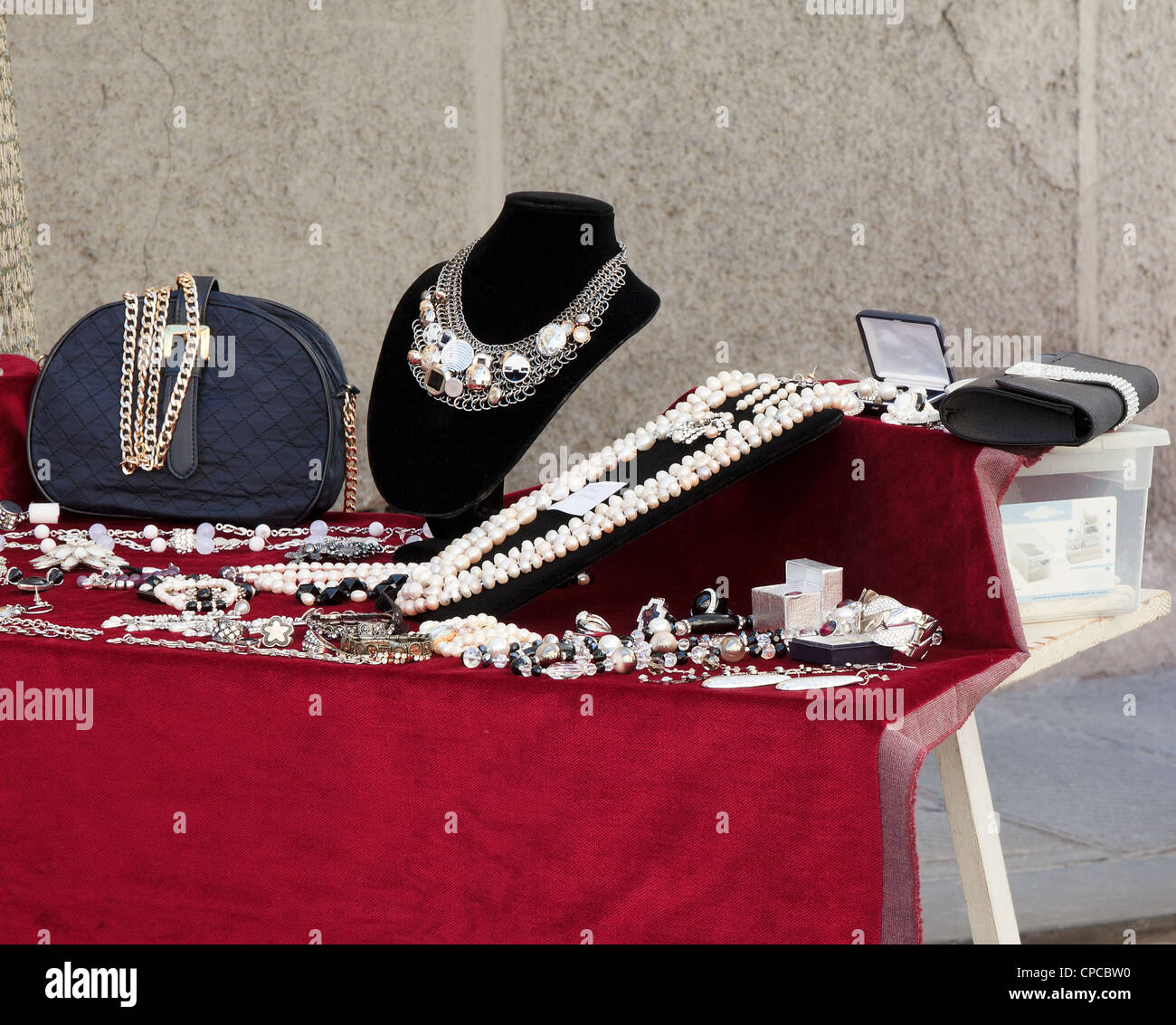 Costume jewelery sul display Foto Stock