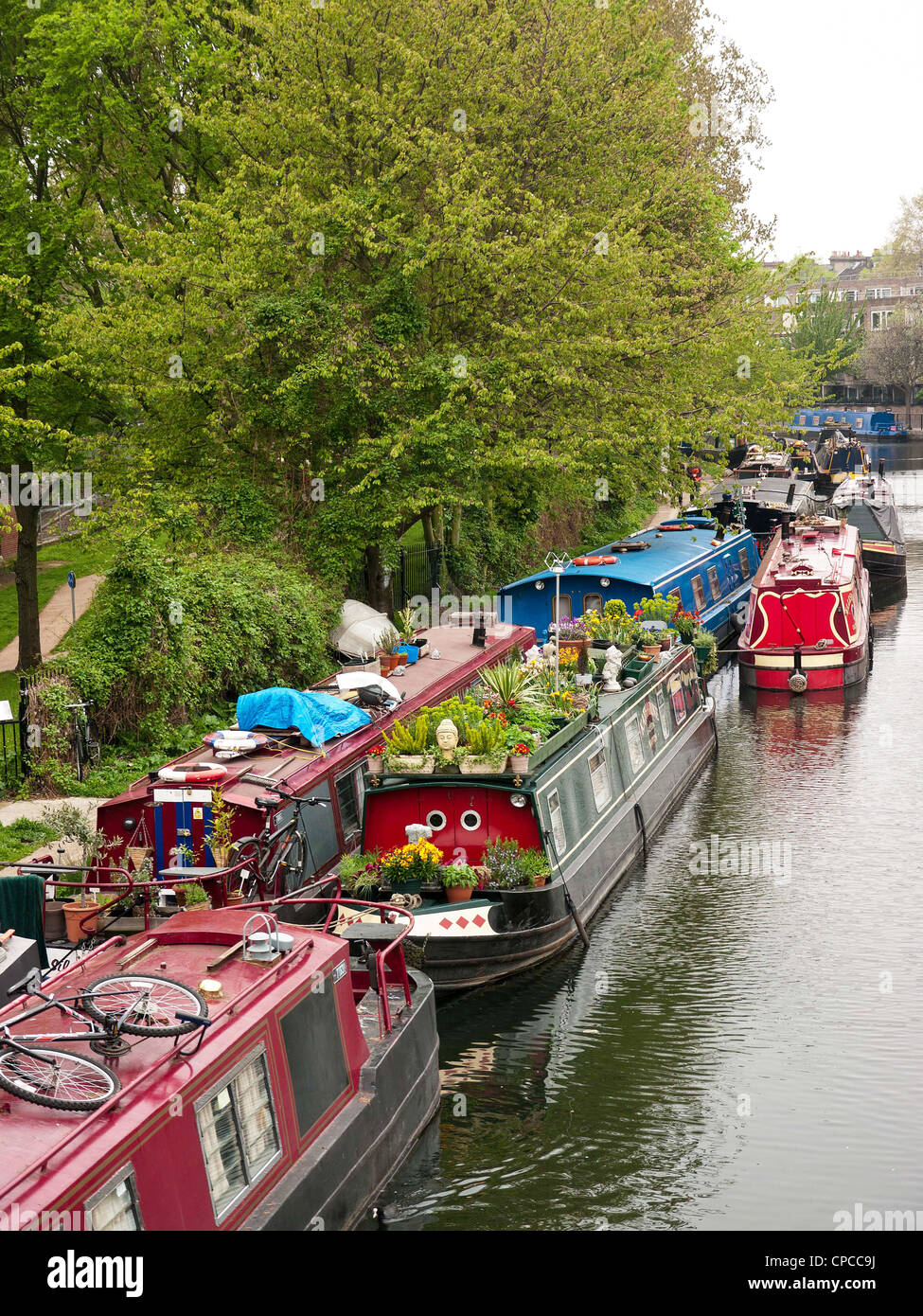 Case galleggianti e imbarcazioni strette in Little Venice, Paddington, Londra Ovest, dove il Grand Union Canal incontra il Regent's Canal. Foto Stock
