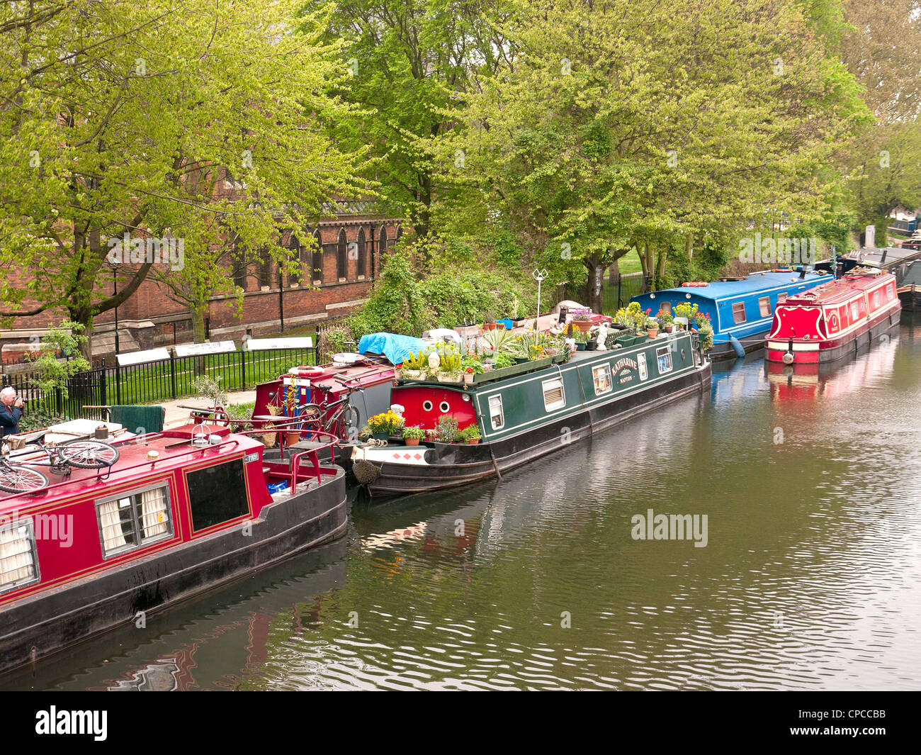 Case galleggianti e imbarcazioni strette in Little Venice, Paddington,  Londra Ovest, dove il Grand Union Canal incontra il Regent's Canal Foto  stock - Alamy