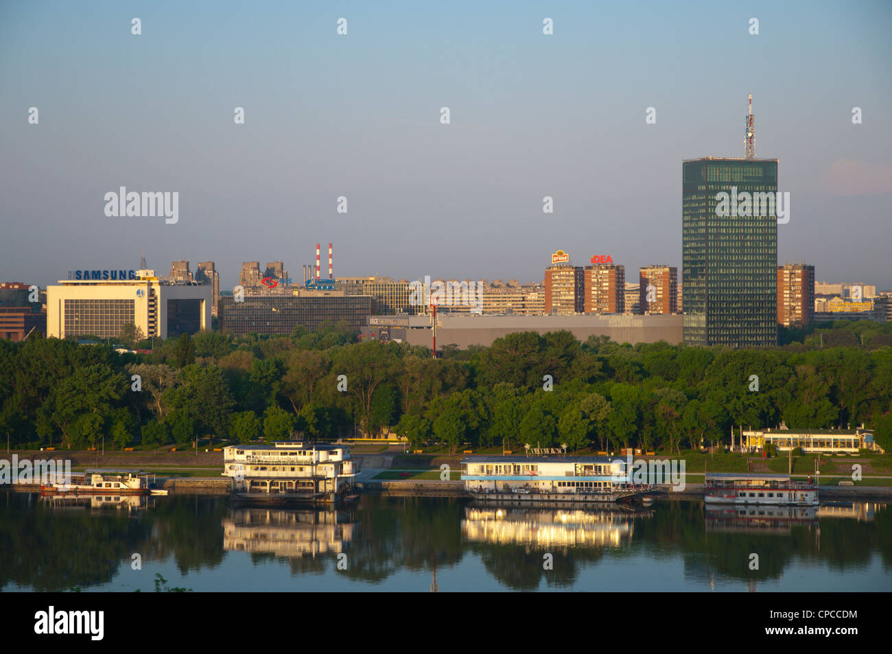 Novi Beograd distretto con discoteca Imbarcazioni da fiume Sava central Belgrade Serbia Europa Foto Stock