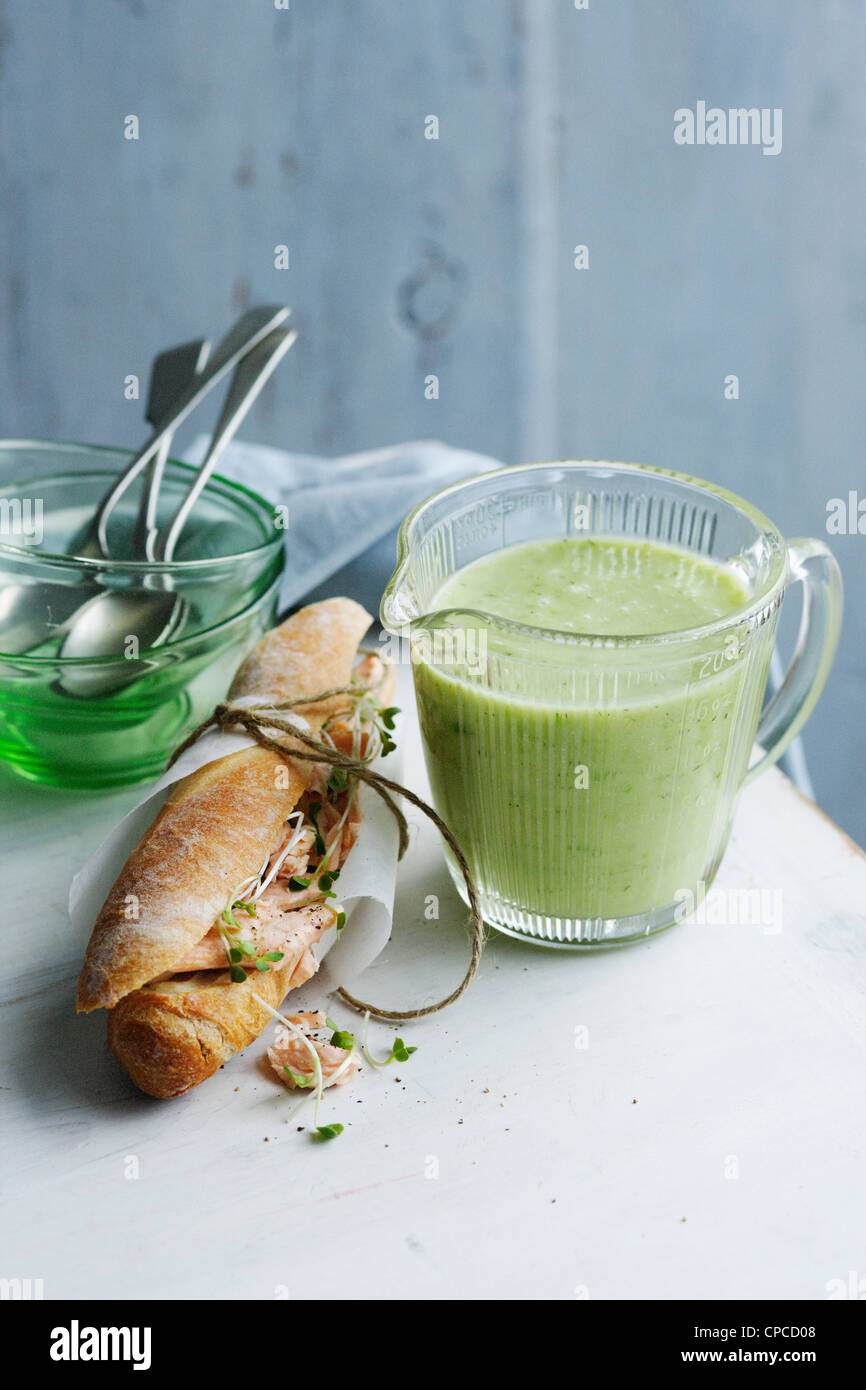 Brocca di cetriolo zuppa di trota con sandwich Foto Stock