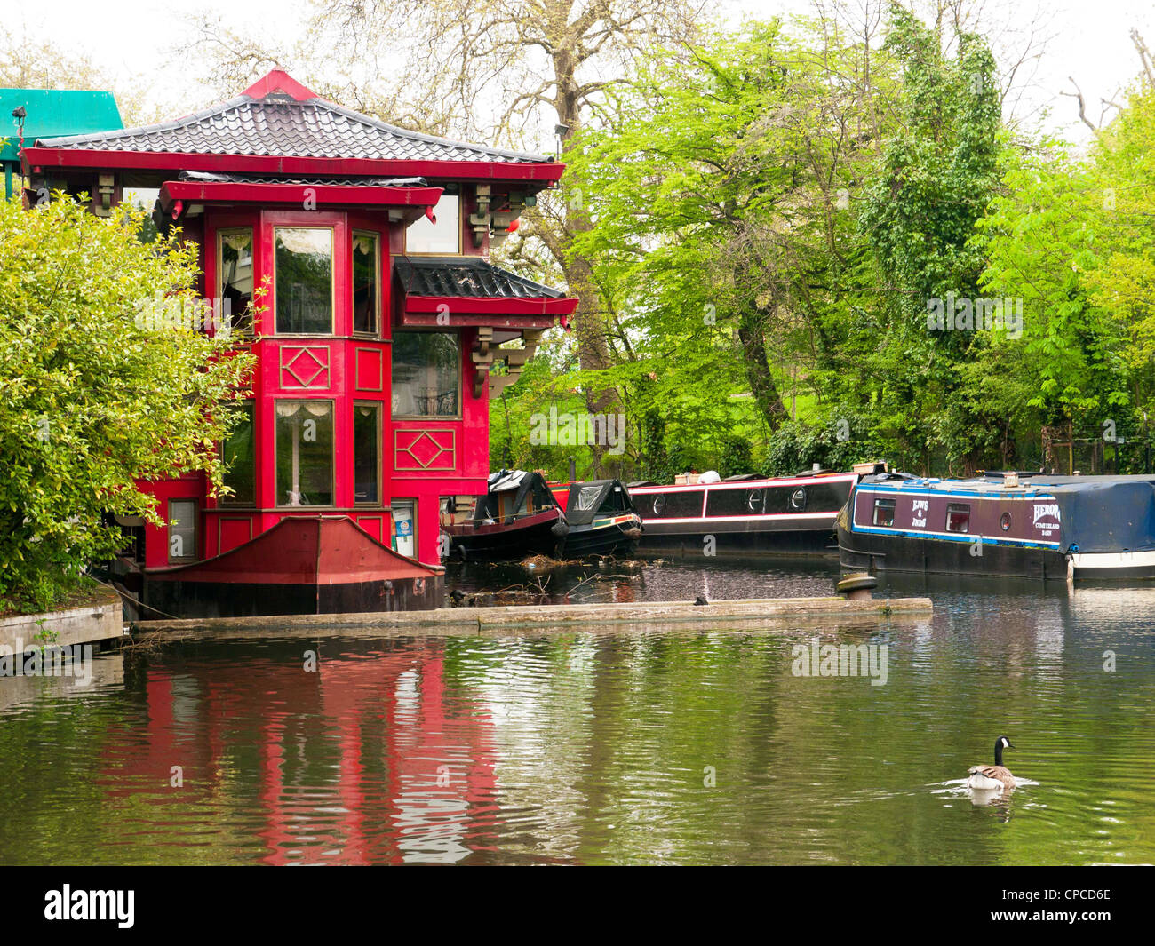 Un ristorante di stile cinese, case galleggianti e imbarcazioni strette in Little Venice, Paddington, Londra Ovest, sul Grand Union Canal, REGNO UNITO Foto Stock