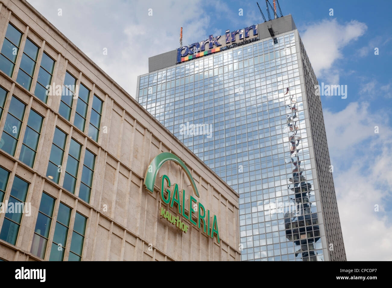 Galeria Kaufhof e il Park Inn Hotel su Alexanderplatz di Berlino, Germania Foto Stock