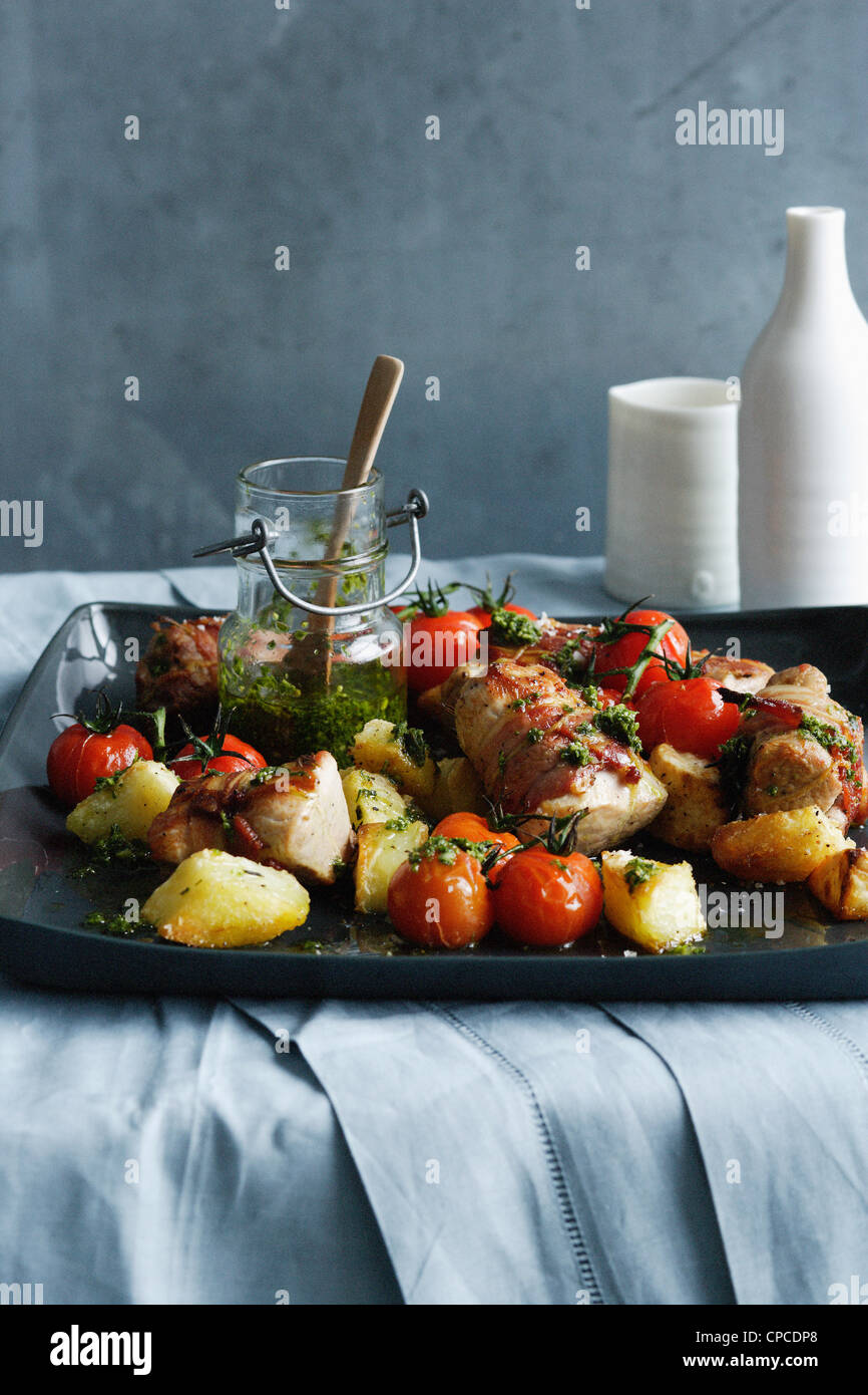 Vassoio di carne di maiale con verdure arrosto Foto Stock