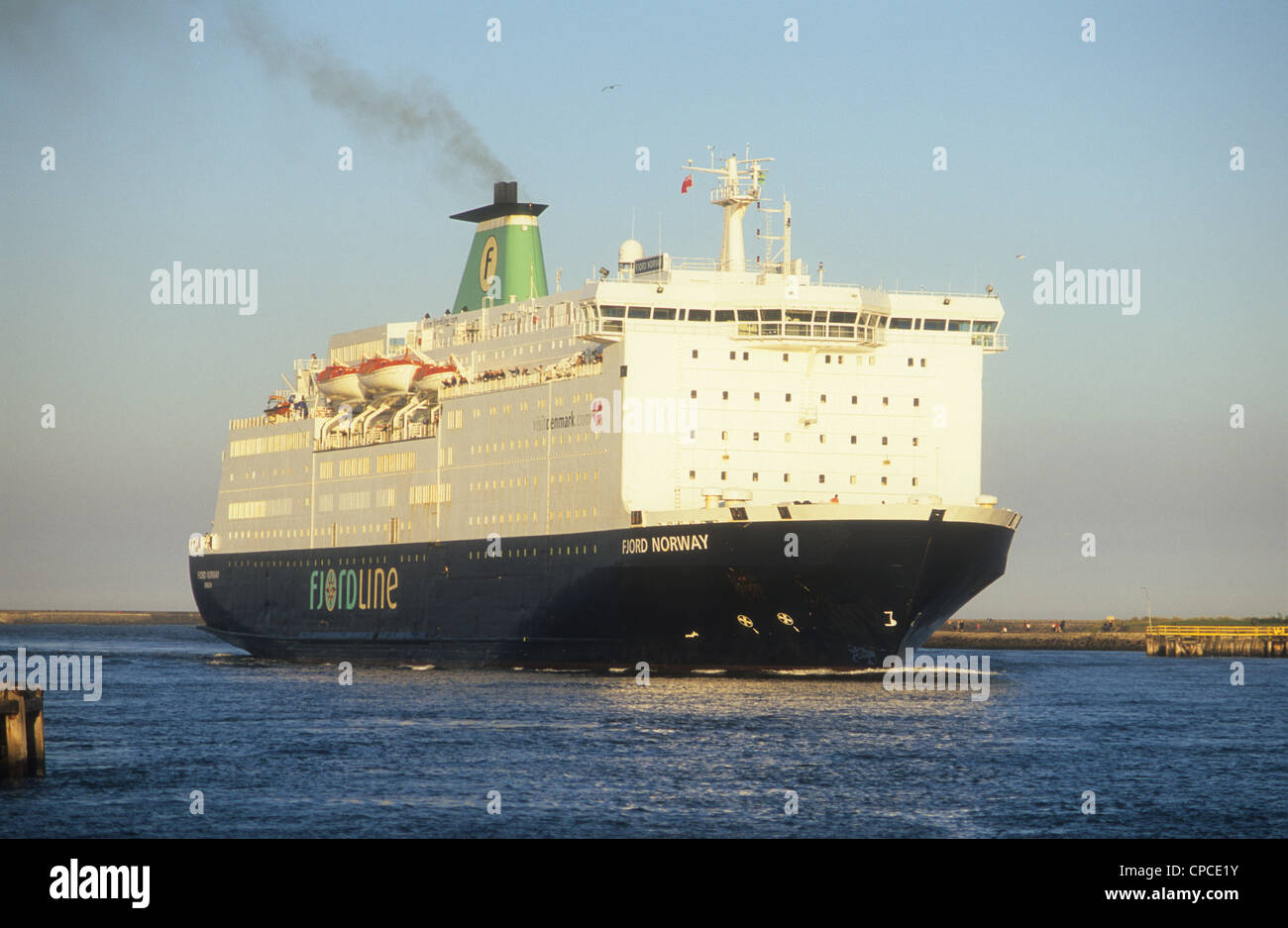 31,356tonnellate Fjordline vacanza nave passeggeri di entrare nel fiume Tyne dall Europa alla sua banchina di ormeggio a Commissioners-Wharf . Foto Stock
