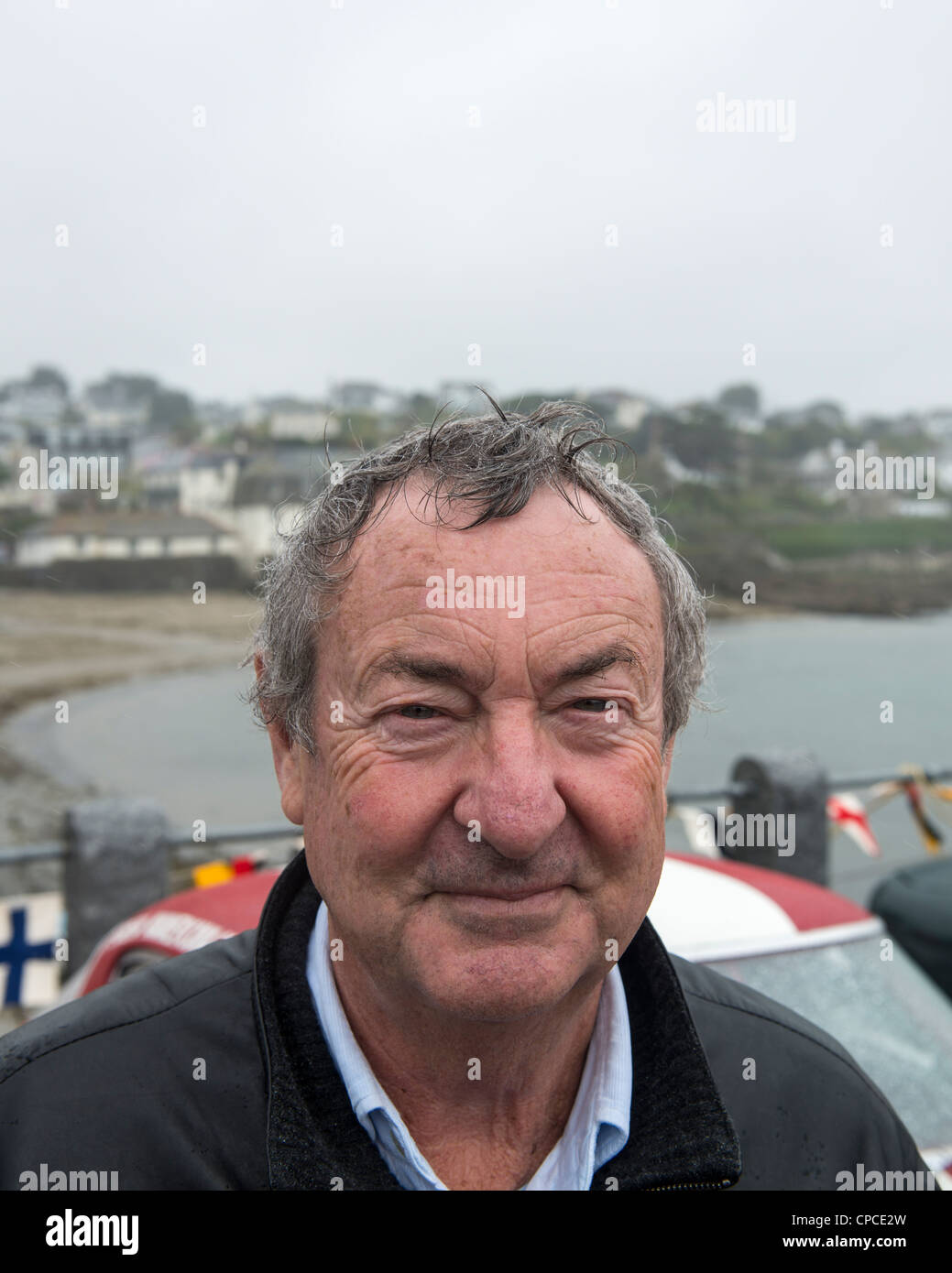 Nick Mason accanto alla sua Ferrari 550MM Carrera Panamerica a St Mawes Classic Car Festival, Cornwall. In Inghilterra. Foto Stock