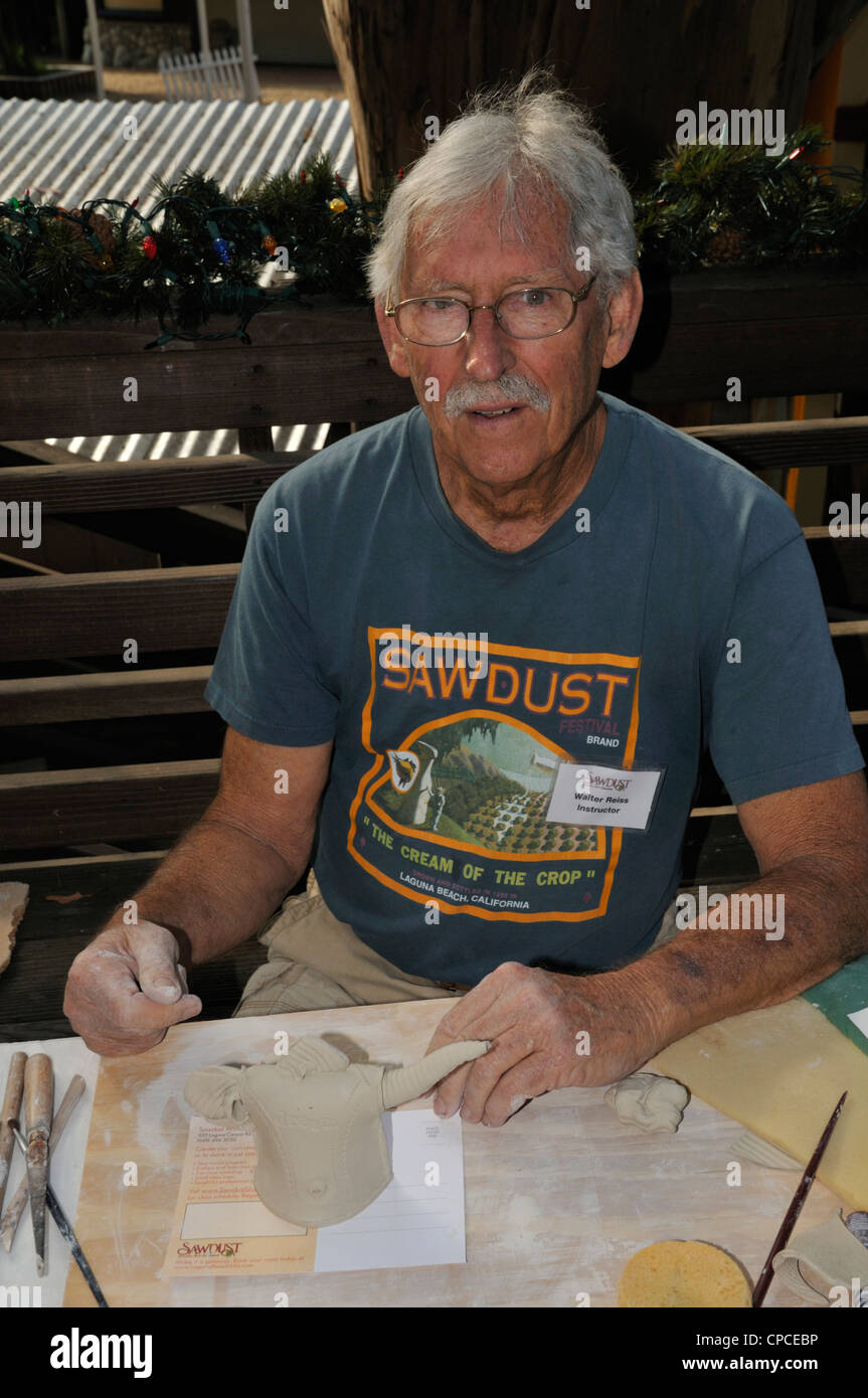 Scultore in un duro lavoro a segatura Art Festival, Laguna Beach in California Foto Stock