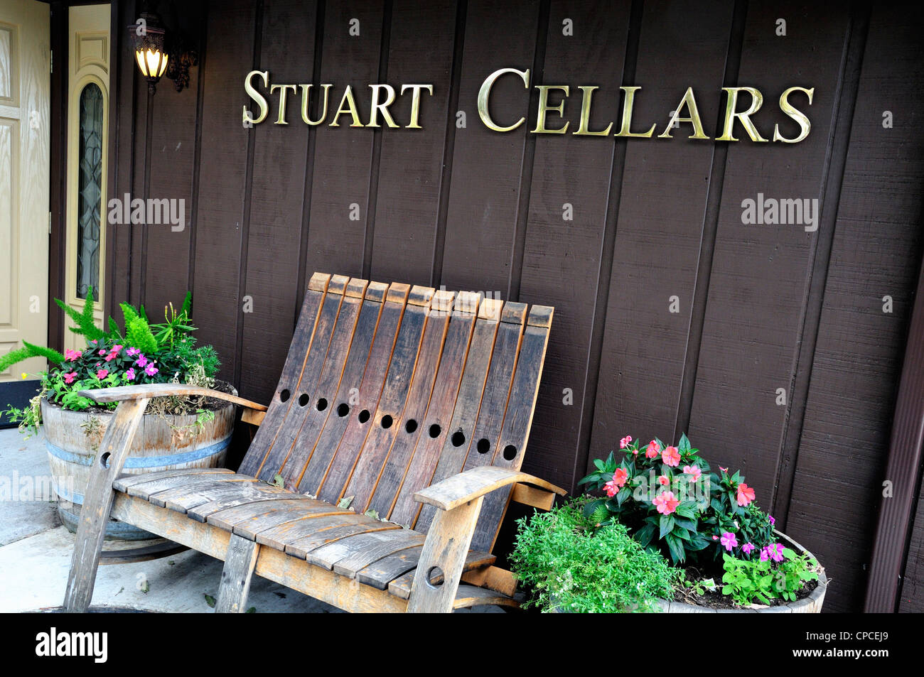 Panca fatta di botte di vino le doghe di fronte all ingresso di Stuart cantine, Temecula, California Foto Stock