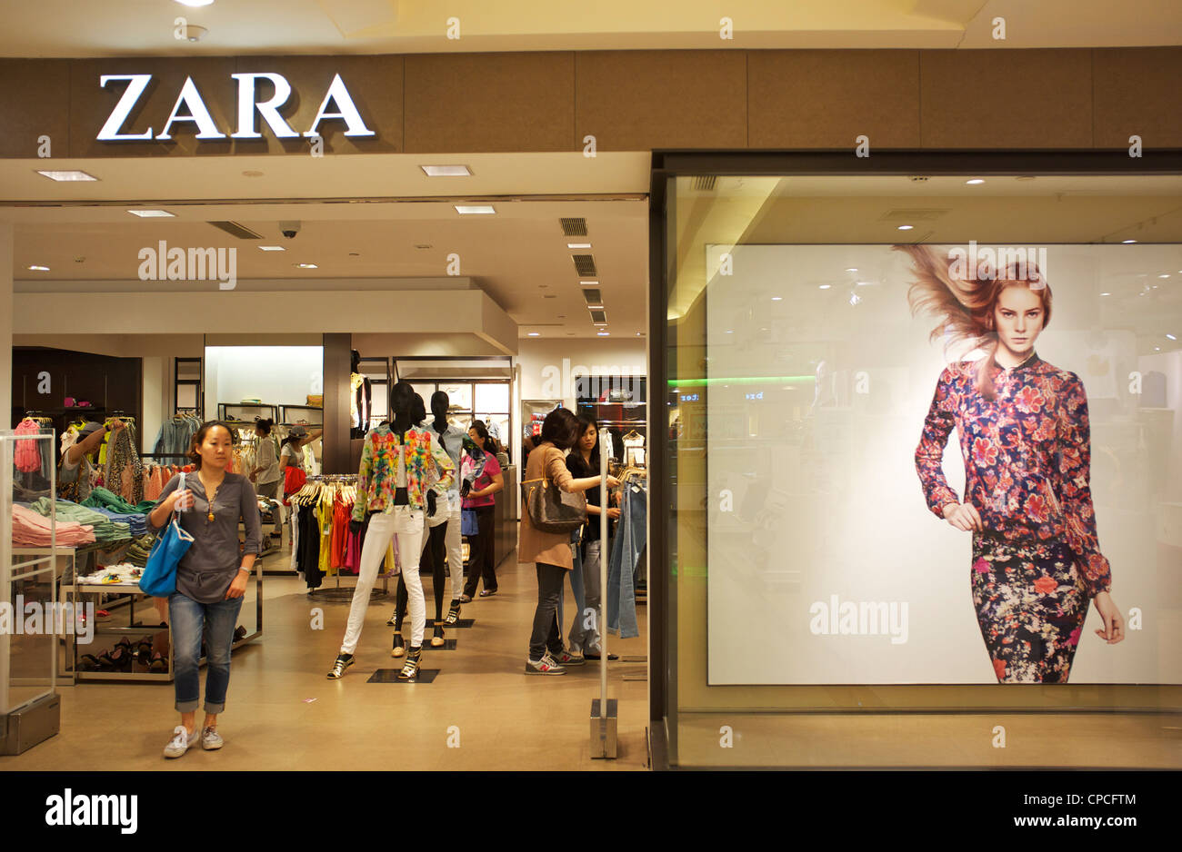 Rivenditore di abbigliamento Zara negozio di Tianjin, Cina. 14-Maggio-2012  Foto stock - Alamy