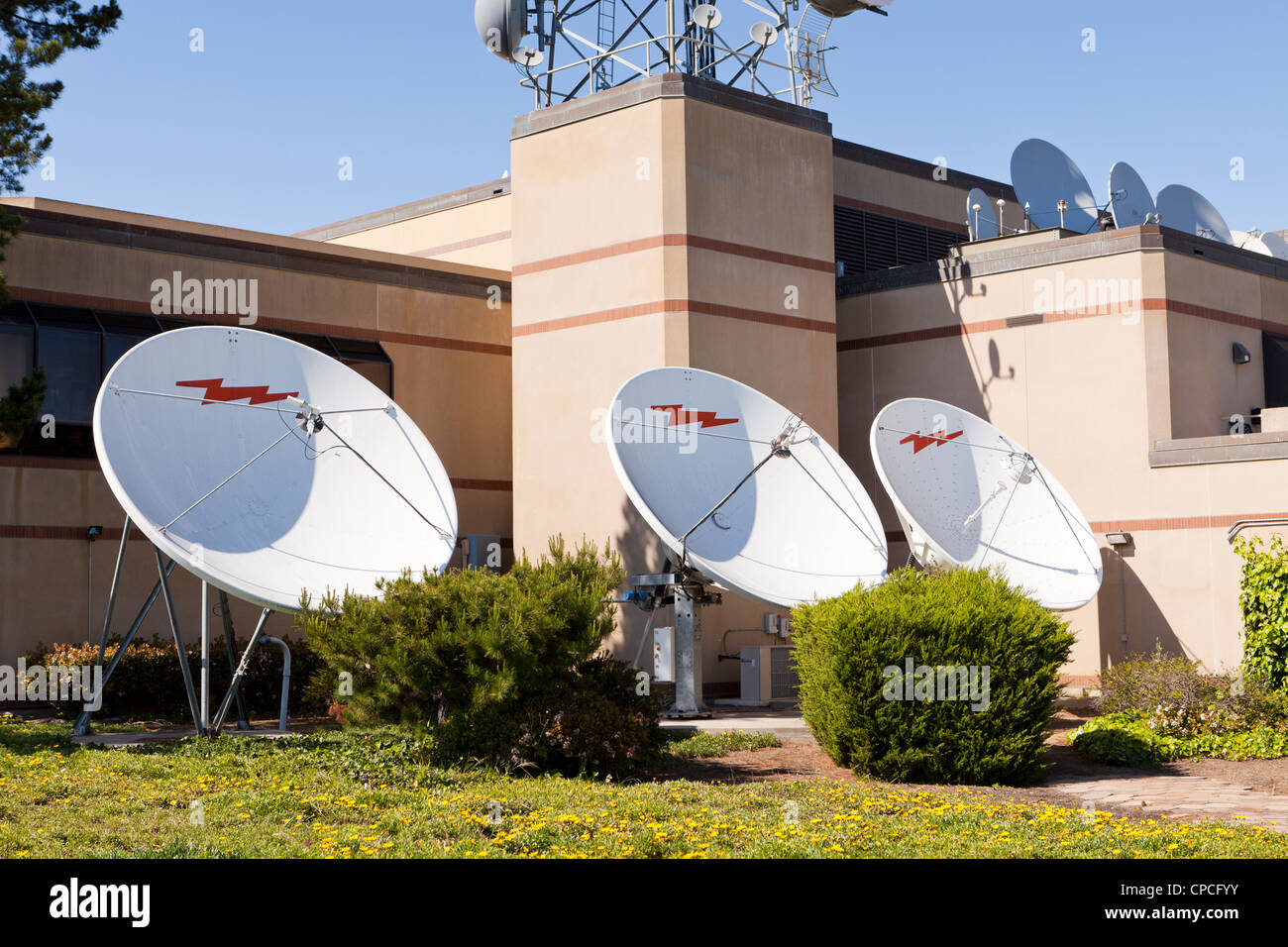 Stazione TV antenne paraboliche per la ricezione satellitare Foto Stock