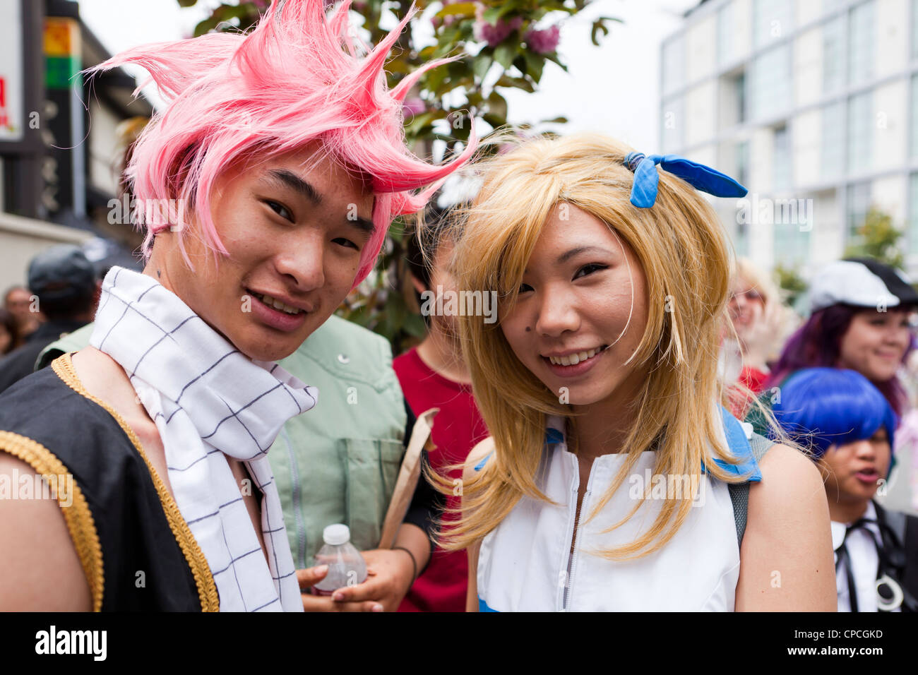 Giovani asiatici giovane indossando parrucche colorate - San Francisco, California USA Foto Stock
