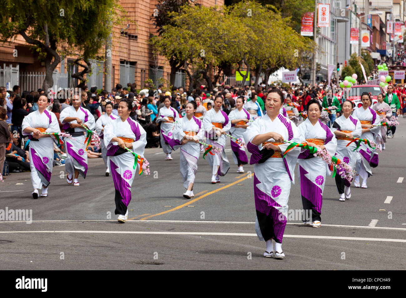 Le donne giapponesi di eseguire la danza tradizionale in una sfilata Foto Stock