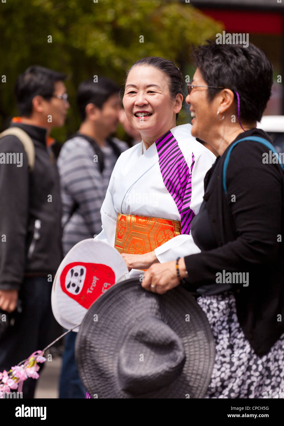 Un centro di età donna giapponese che indossa un kimono in un festival Foto Stock
