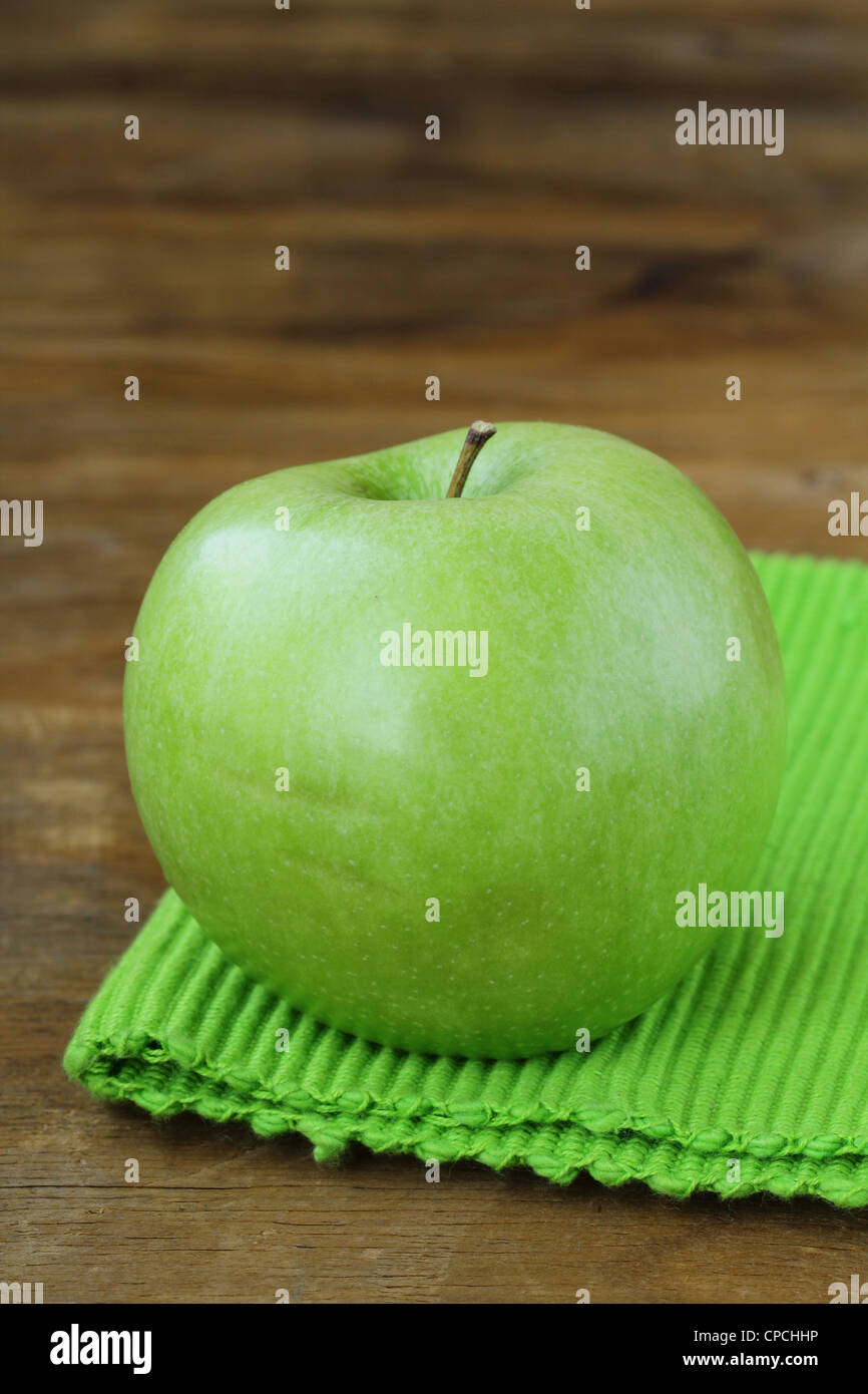 Green mele fresche su uno sfondo di legno Foto Stock