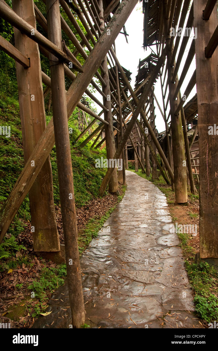 In legno recinto difensivo in un basha miao village Foto Stock In legno recinto difensivo in un basha miao village Foto Stock
