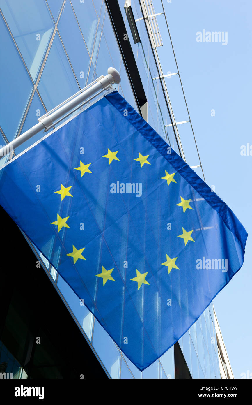 Una bandiera europea appeso su un edificio di Bruxelles, lo spazio per il testo di cui sopra Foto Stock