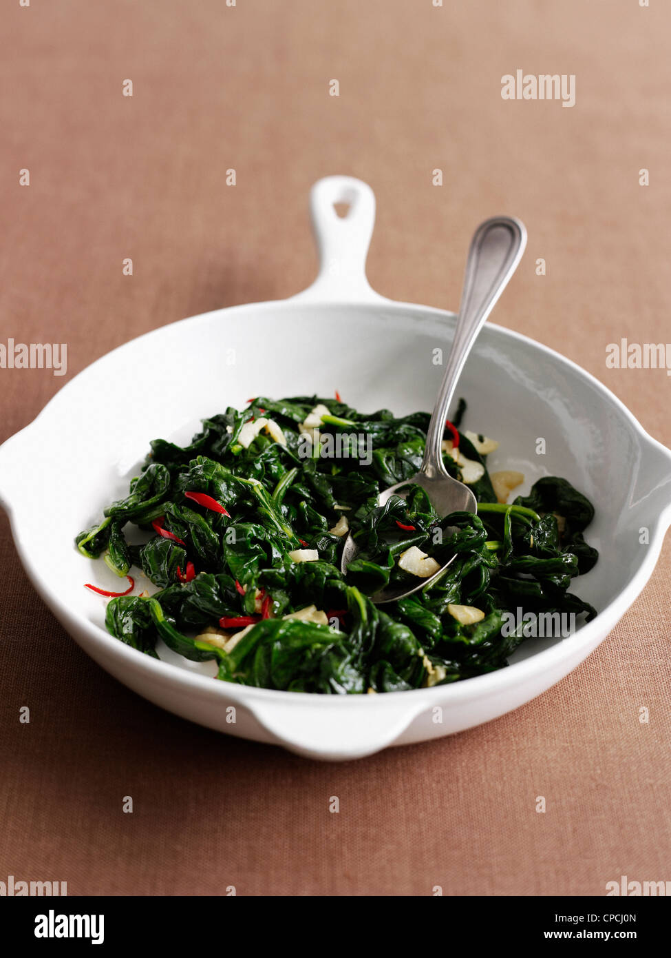 Piatto di appassite verdi con erbe aromatiche Foto Stock
