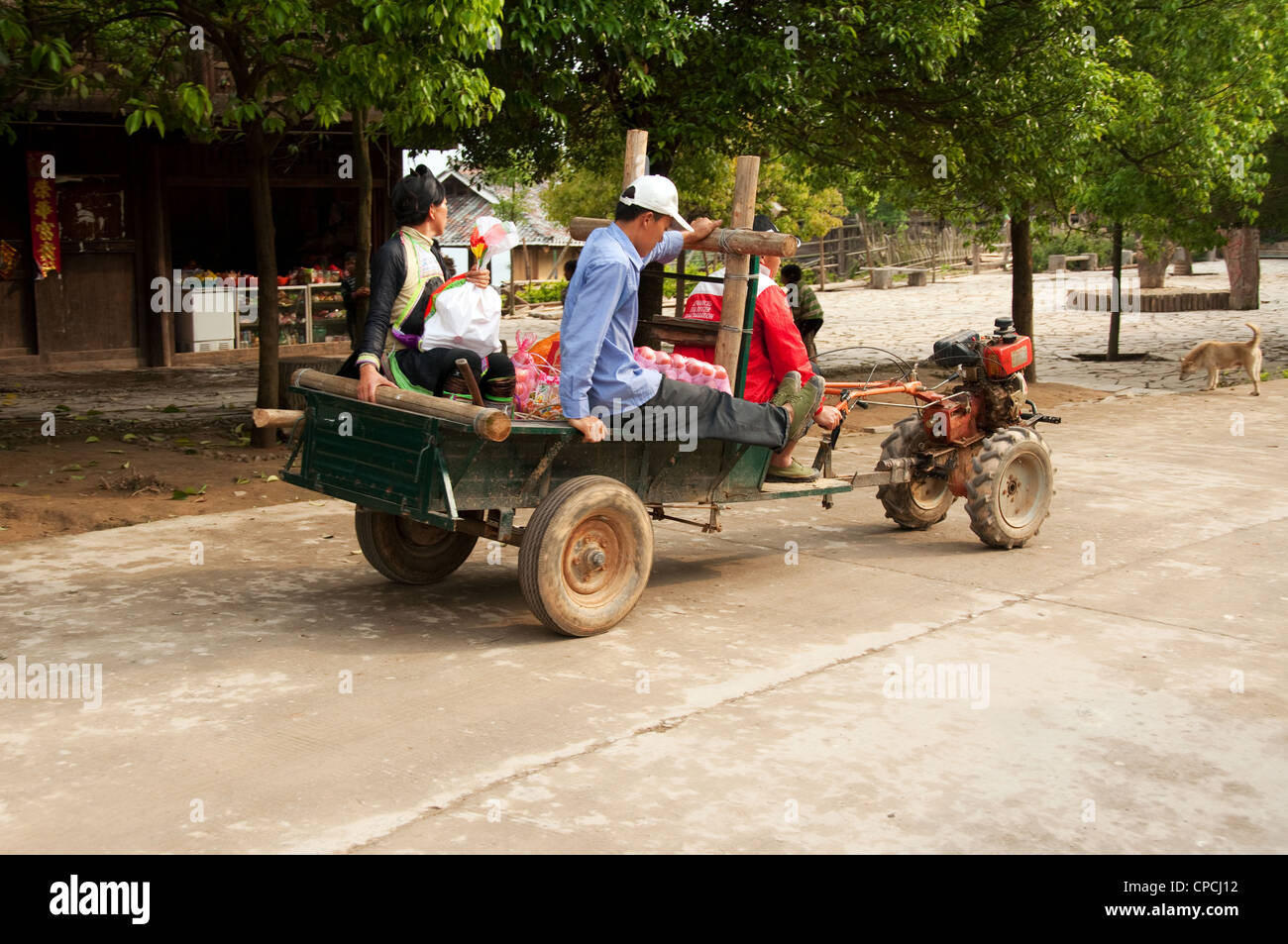 Un piccolo trattore agricolo per le strade di una basha miao (pistola uomini) villaggio, Cina del Sud Foto Stock Un piccolo trattore agricolo per le strade di una basha miao (pistola uomini) villaggio, Cina del Sud Foto Stock