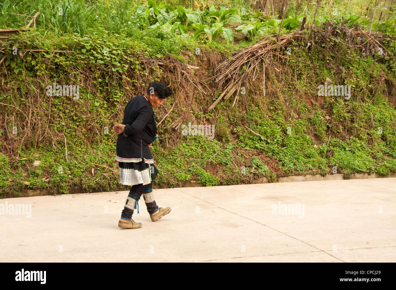 Una matura basha miao (pistola uomini) donna waliking sulla strada, la Cina del Sud Foto Stock Una matura basha miao (pistola uomini) donna waliking sulla strada, la Cina del Sud Foto Stock