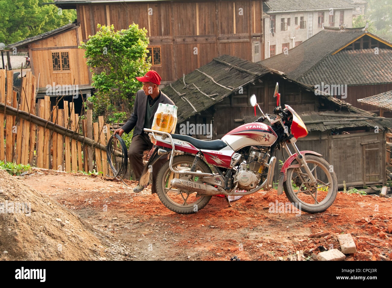 Un basha miao (pistola uomini), l uomo e il suo moto, Cina del Sud Foto Stock Un basha miao (pistola uomini), l uomo e il suo moto, Cina del Sud Foto Stock