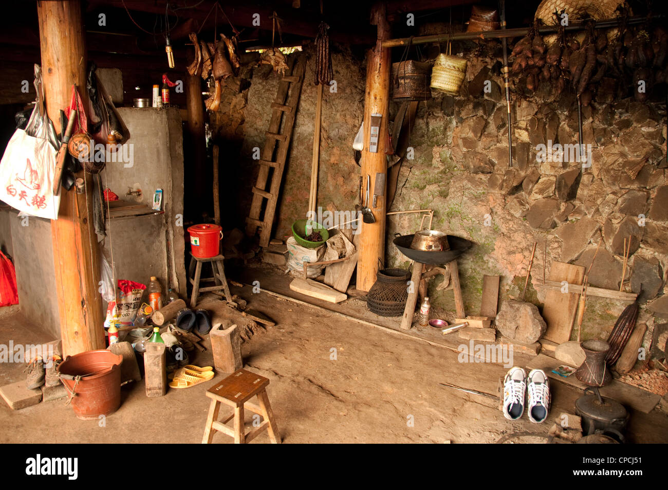 Interno di un basha miao (pistola uomini) magazzino, Cina del Sud Foto Stock Interno di un basha miao (pistola uomini) magazzino, Cina del Sud Foto Stock