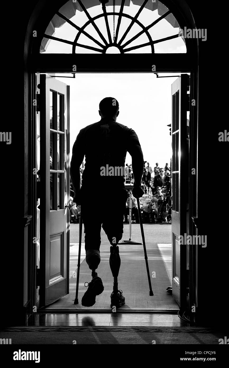 Un guerriero ferito passeggiate fuori della rappresentanza diplomatica Sala di accoglienza della Casa Bianca per partecipare al sesto soldato annuale Ride Aprile 20, 2012 in Washington, DC. Foto Stock