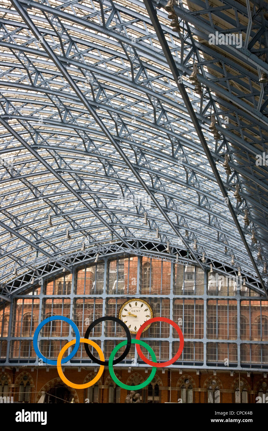 Anelli olimpici di grado 1 elencati di St Pancras International Station Londra Inghilterra Europa Foto Stock