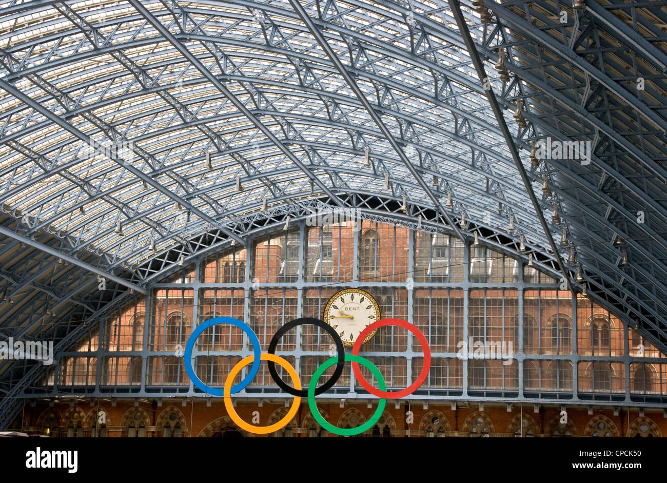 Anelli olimpici di grado 1 elencati di St Pancras International Station Londra Inghilterra Europa Foto Stock