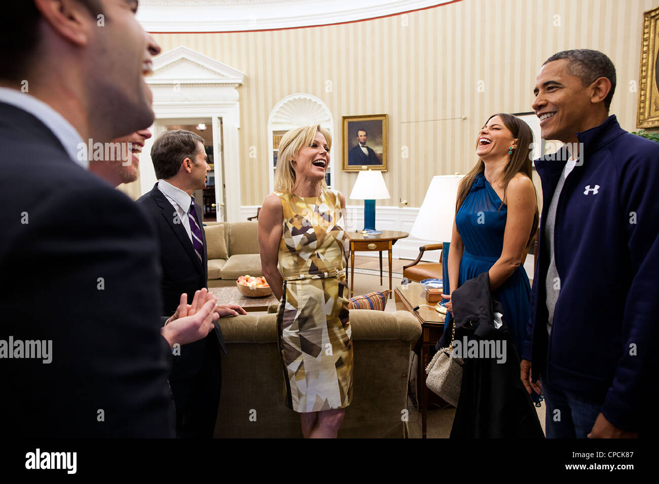 Il presidente Barack Obama saluta i Cast Members da ABC sitcom della famiglia moderna, comprese Julie Bowen, centro e Sofia Vergara, destra, all Ufficio Ovale 28 aprile 2012 a Washington, DC. Foto Stock