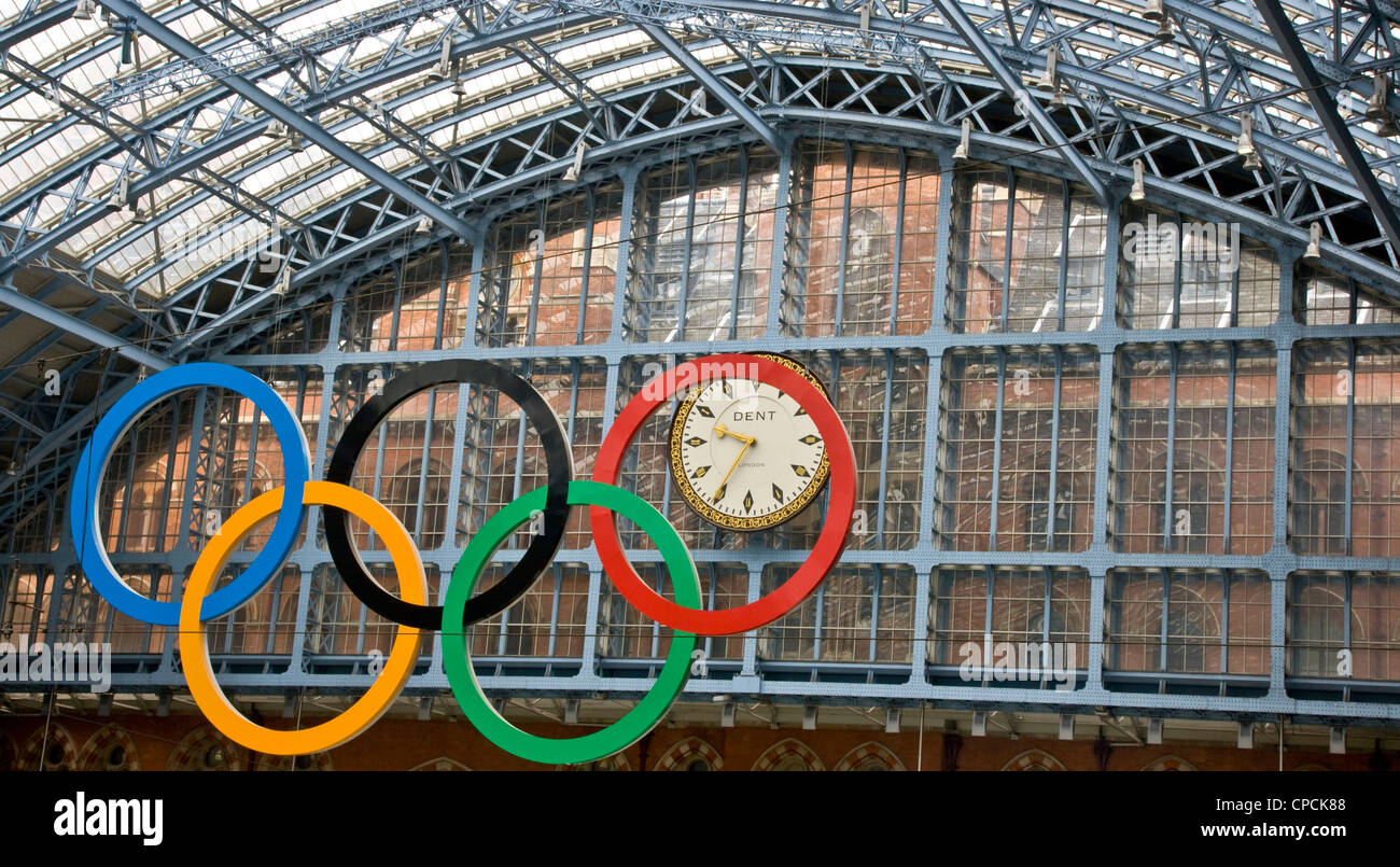 Anelli olimpici di grado 1 elencati di St Pancras International Station Londra Inghilterra Europa Foto Stock