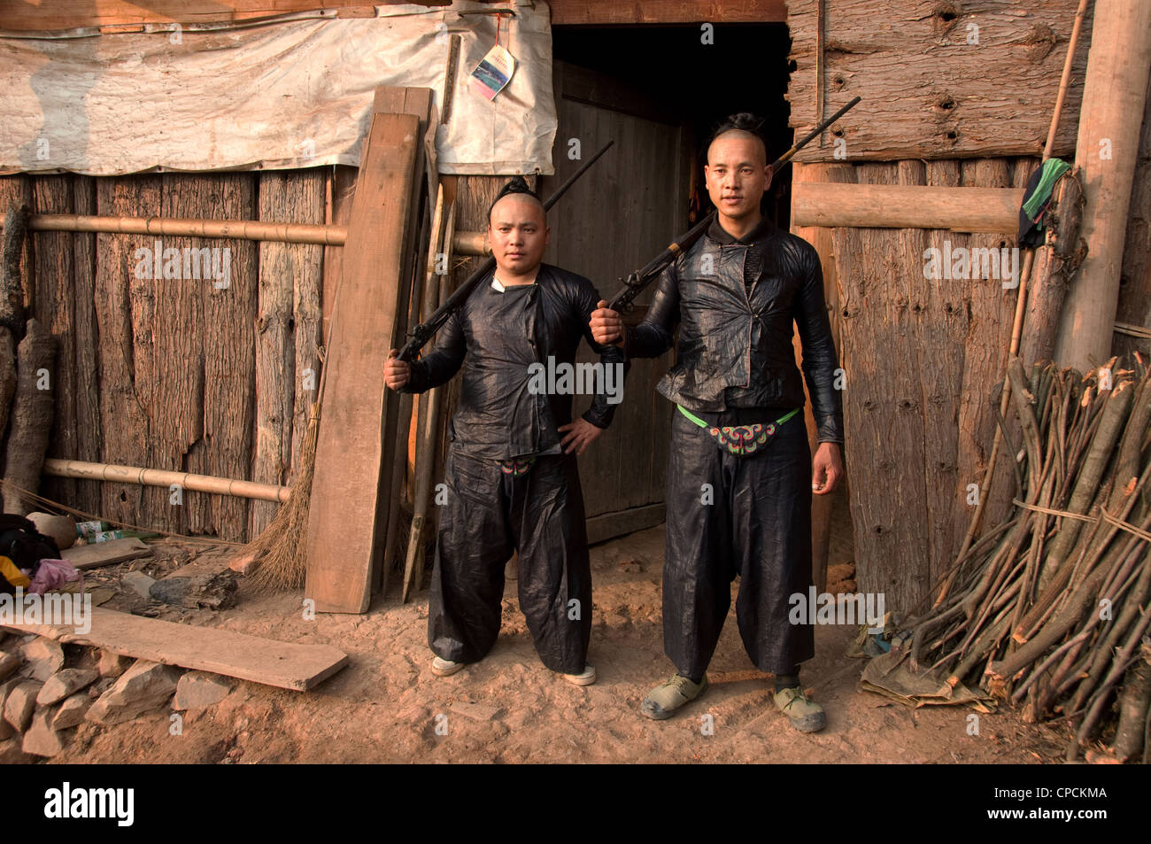 Due giovani basha miao uomini (pistola uomini) con acconciature tradizionali e i loro fucili a canna rigata, Cina del Sud Foto Stock Due giovani basha miao uomini (pistola uomini) con acconciature tradizionali e i loro fucili a canna rigata, Cina del Sud Foto Stock