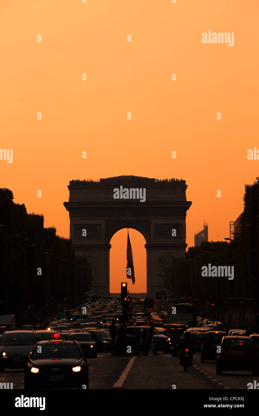 Luce rossa al tramonto sull'Arc de Triomphe. Parigi, Francia. Foto Stock