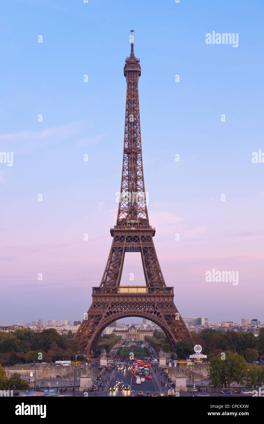 Torre Eiffel al tramonto. Parigi, Francia. Foto Stock
