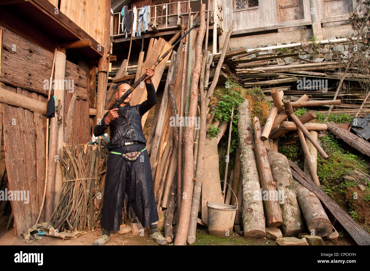Un giovane basha miao uomini (pistola uomini) tiro con il suo fucile, Cina del Sud Foto Stock Un giovane basha miao uomini (pistola uomini) tiro con il suo fucile, Cina del Sud Foto Stock