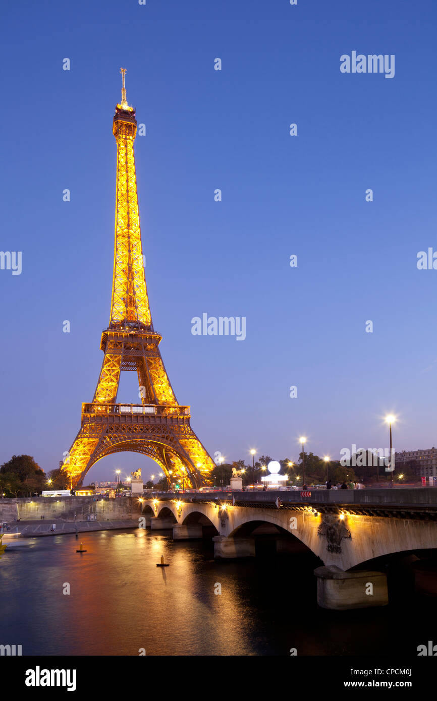 Pont d'Lena e la Torre Eiffel. Parigi, Francia. Foto Stock