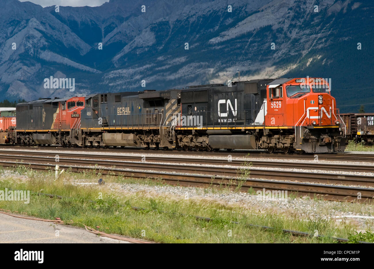 Canadain SD nazionale75 IW GM locomotiva, tira un treno merci fuori di Jasper cantiere ferroviario. Foto Stock