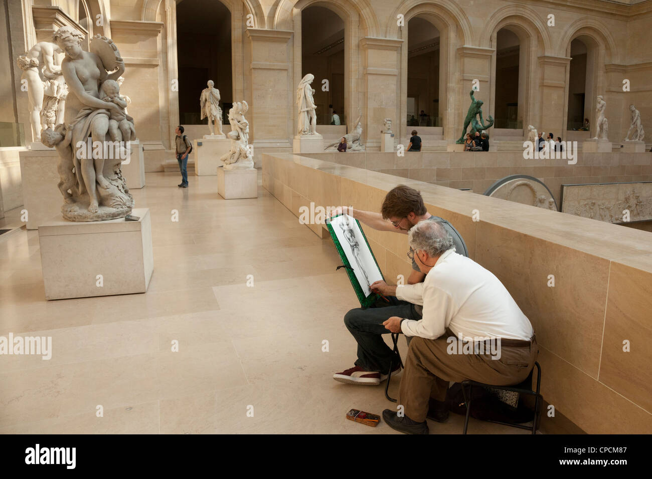 Insegnante e studente disegno presso il Louvre. Parigi, Francia. Foto Stock