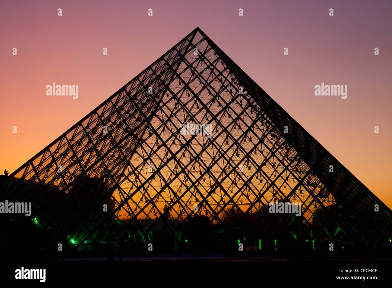 La piramide del Louvre al tramonto. Parigi, Francia. Foto Stock