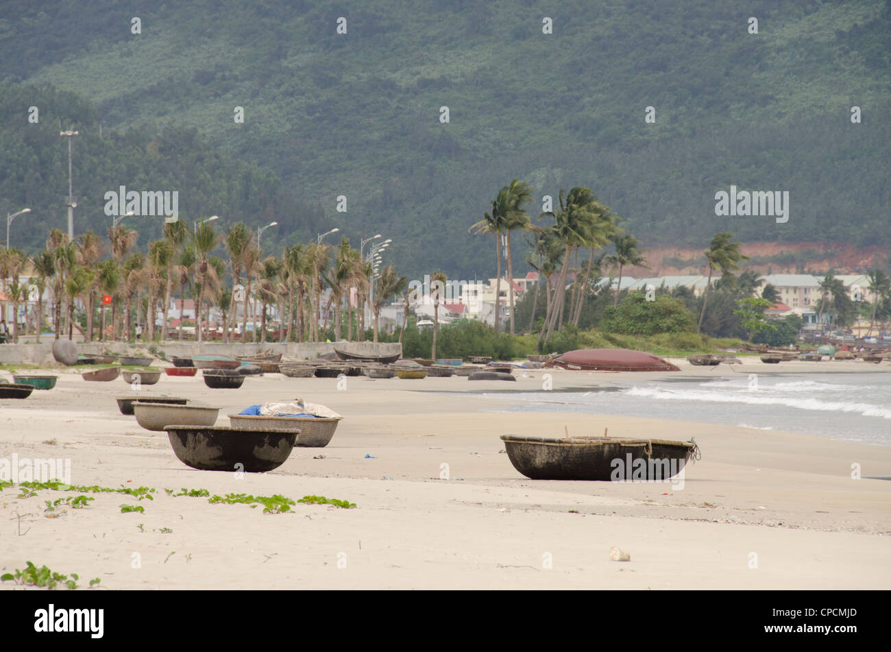 Il Vietnam, da nang. bac mio un beach, tradizionale piccolo bambù rotondo barche da pesca utilizzato dai locali di pescare lungo il litorale. Foto Stock