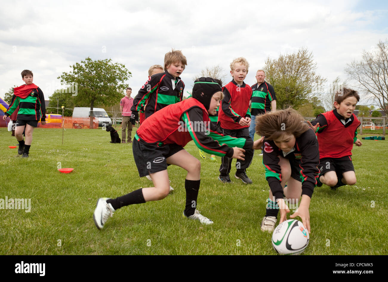 Bambino junior giocando a rugby e con un punteggio provare, Newmarket Juniors, Suffolk REGNO UNITO Foto Stock