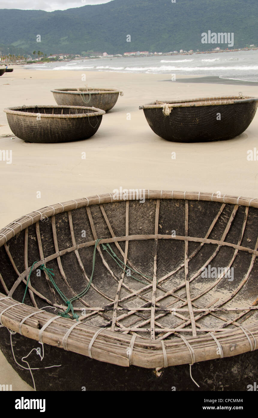 Il Vietnam, da nang. bac mio un beach, tradizionale piccolo bambù rotondo barche da pesca utilizzato dai locali di pescare lungo il litorale. Foto Stock