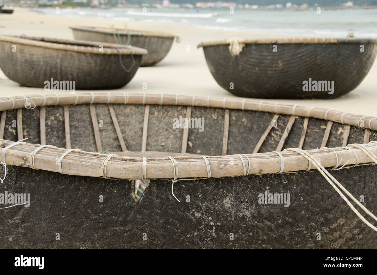 Il Vietnam, da nang. bac mio un beach, tradizionale piccolo bambù rotondo barche da pesca utilizzato dai locali di pescare lungo il litorale. Foto Stock